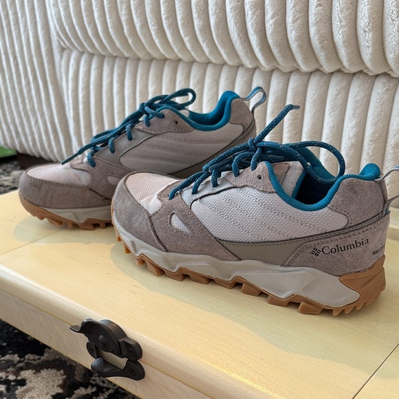 Columbia women’s waterproof hiking shoes - Picture 1 of 5